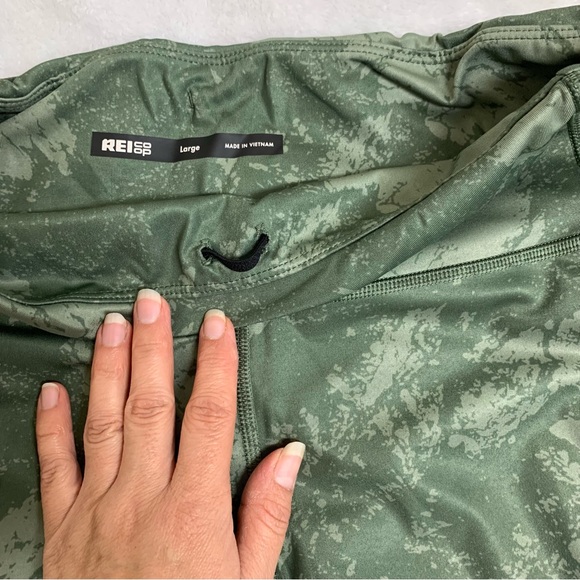 Womens REI Co Op High Rise green camo leggins size L with pockets - Picture 5 of 10